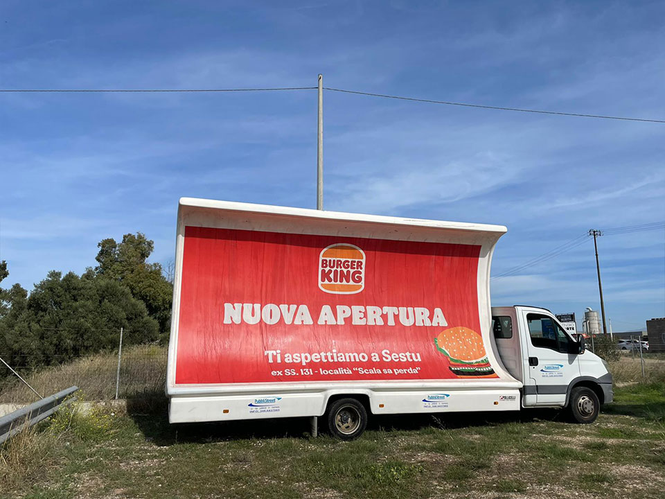 BURGER KING - Pubblistreet - Sito Web - I Nostri Clienti - Camion Vela Pubblicitario - Pubblicità Dinamica - Poster Bus - Vela Bus - Pubblicità itinerante - Cagliari Sardegna