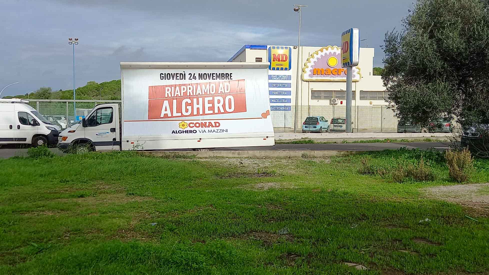 CONAD Apre ad Alghero - Pubblistreet - Sito Web - I Nostri Clienti - Camion Vela Pubblicitario - Pubblicità Dinamica - Poster Bus - Vela Bus - Pubblicità itinerante - Cagliari Sardegna