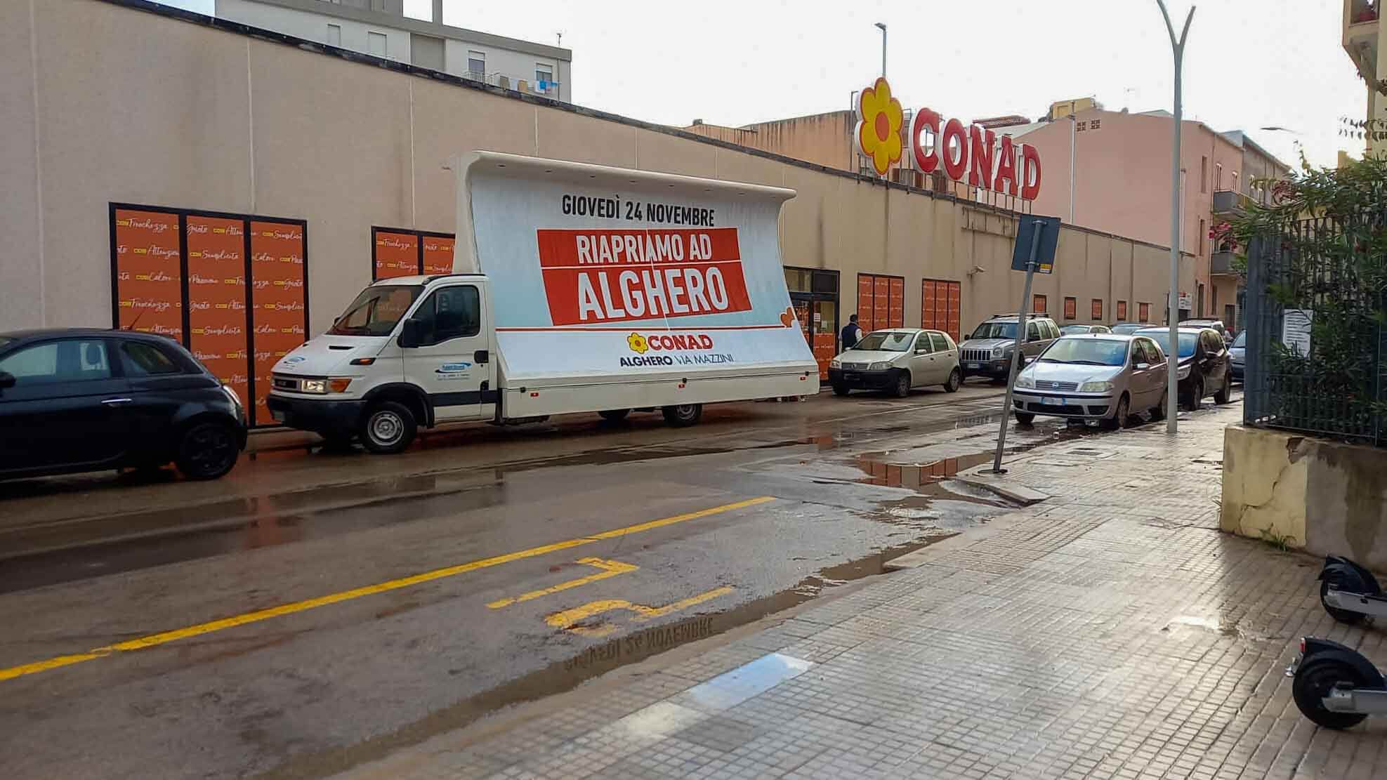 CONAD Apre ad Alghero - Pubblistreet - Sito Web - I Nostri Clienti - Camion Vela Pubblicitario - Pubblicità Dinamica - Poster Bus - Vela Bus - Pubblicità itinerante - Cagliari Sardegna