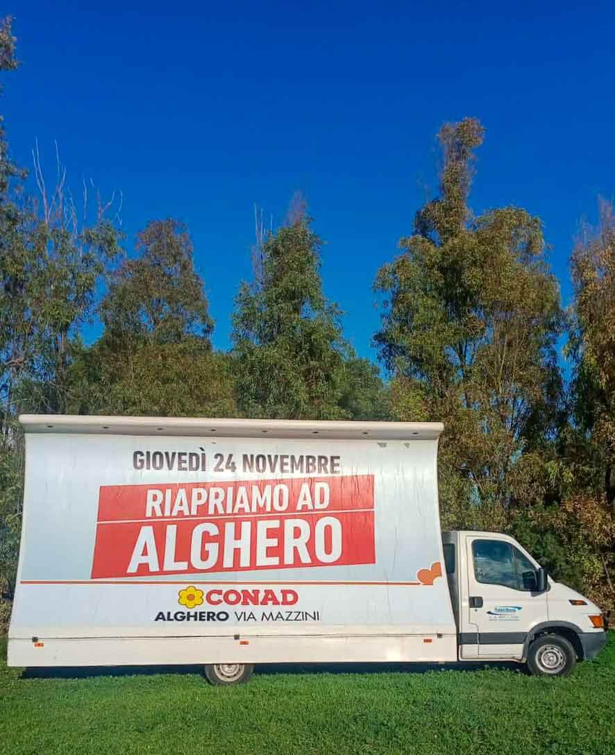 CONAD Apre ad Alghero - Pubblistreet - Sito Web - I Nostri Clienti - Camion Vela Pubblicitario - Pubblicità Dinamica - Poster Bus - Vela Bus - Pubblicità itinerante - Cagliari Sardegna