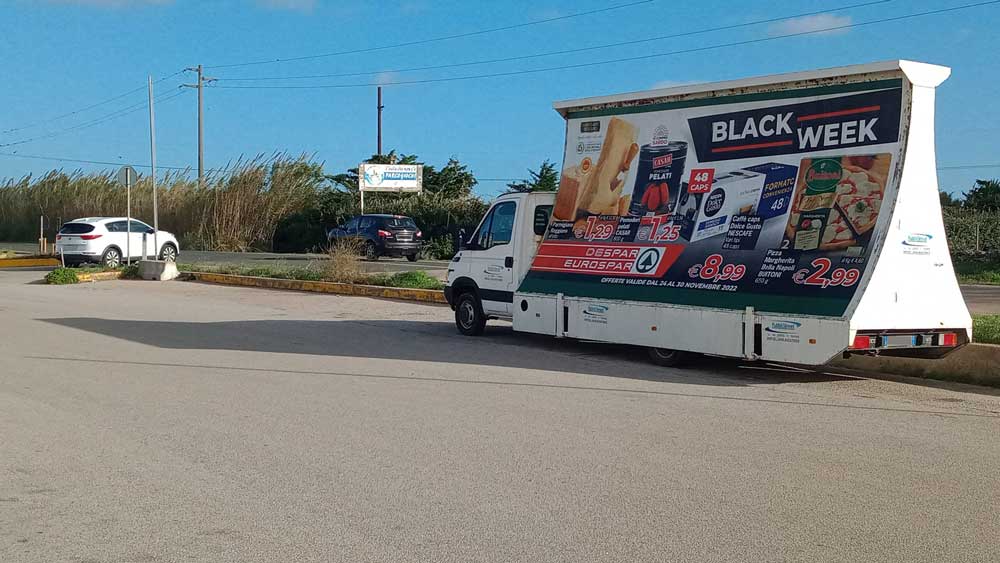 Despar Black Week - Pubblistreet - Sito Web - I Nostri Clienti - Camion Vela Pubblicitario - Pubblicità Dinamica - Poster Bus - Vela Bus - Pubblicità itinerante - Cagliari Sardegna