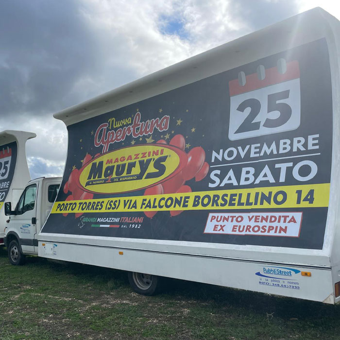 Pubblistreet - Pubblicità dinamica in Sardegna - Camion Vela - Poster Bus - Maury's 25 Novembre